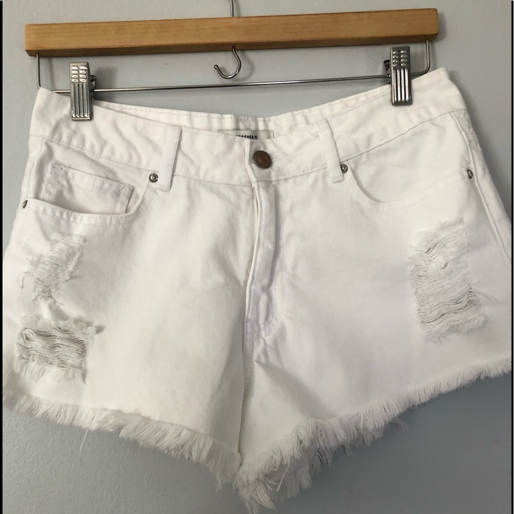 Forever21 distressed short/white size 27